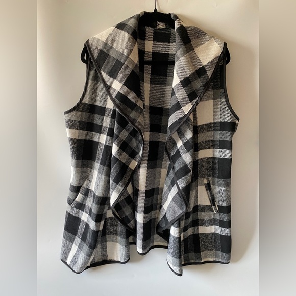 Jackets & Blazers - Buffalo check plaid vest with pockets Size XL